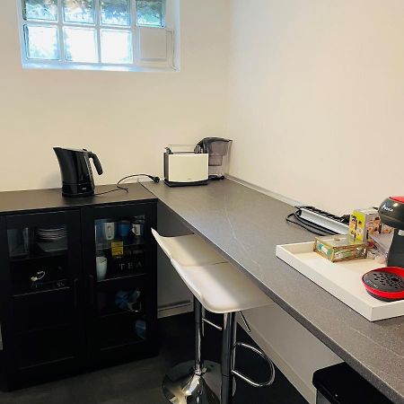 Souterrain Zimmer Mit Separatem Eingang Und Bad Düsseldorf Exteriör bild