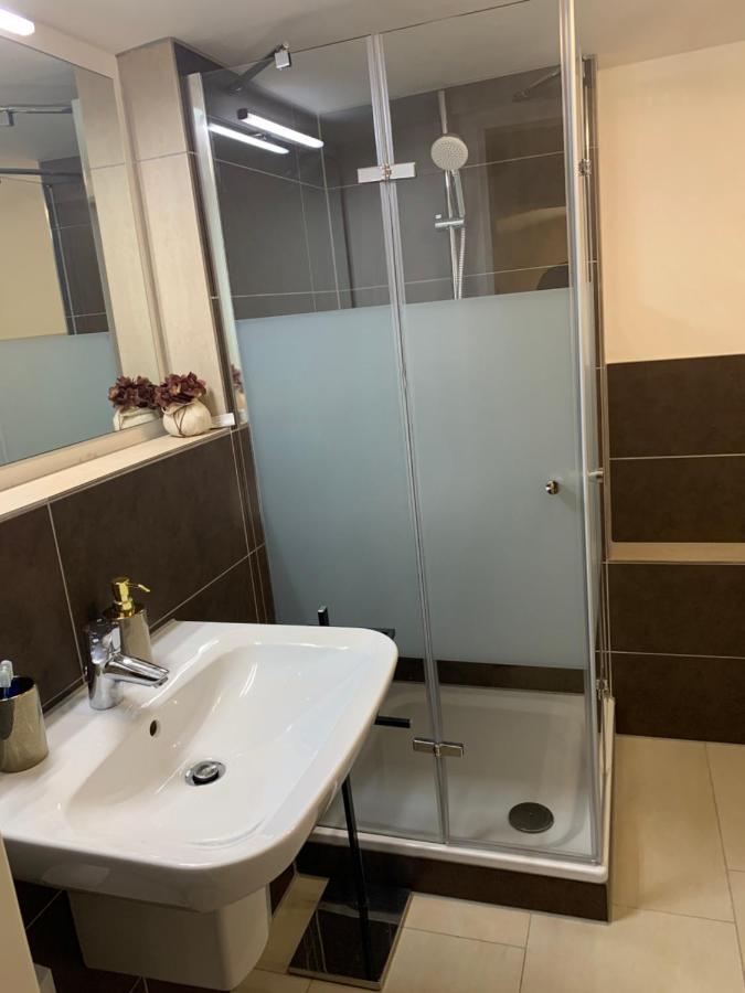Souterrain Zimmer Mit Separatem Eingang Und Bad Düsseldorf Exteriör bild