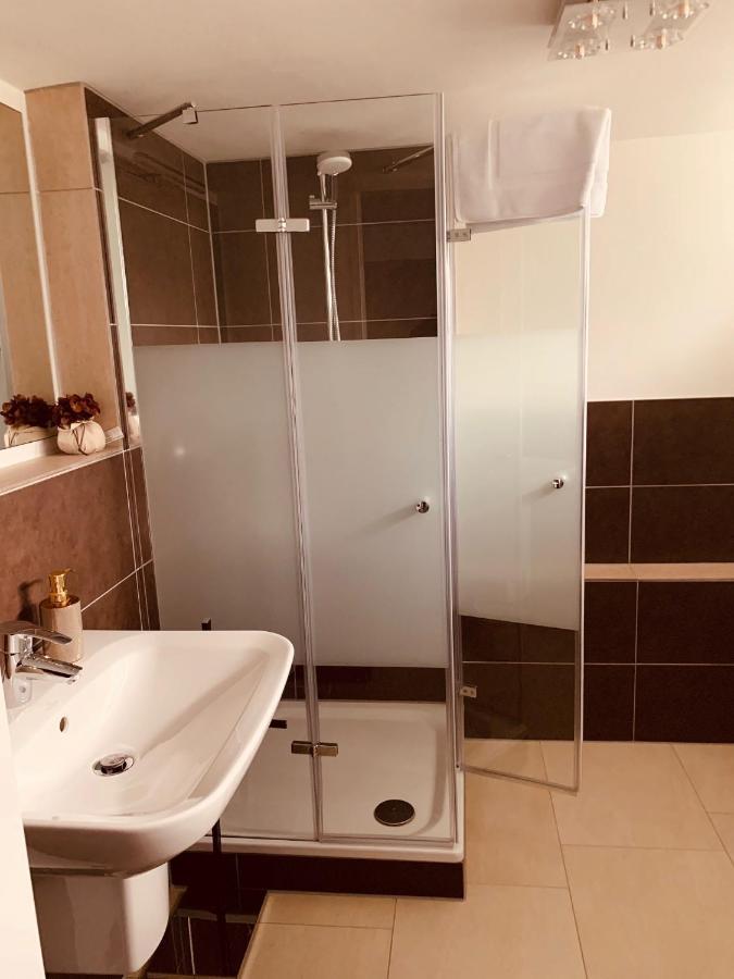 Souterrain Zimmer Mit Separatem Eingang Und Bad Düsseldorf Exteriör bild