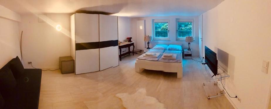 Souterrain Zimmer Mit Separatem Eingang Und Bad Düsseldorf Exteriör bild